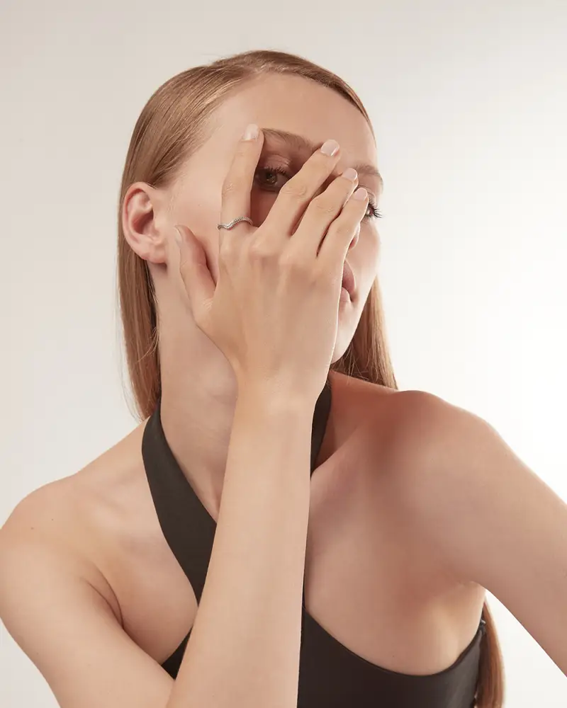 Fedina Chevron Bind In Argento Con Brillanti Lucido miniatura 2