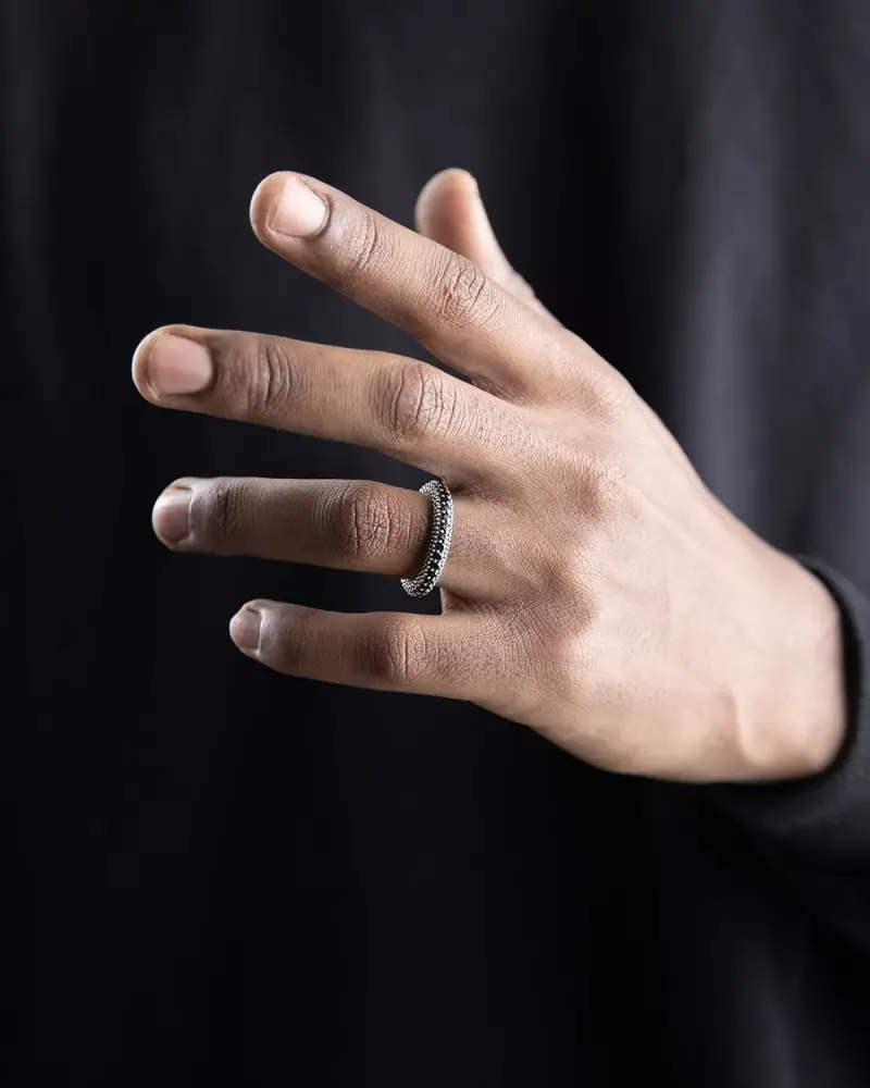 Fedina Puntinata In Argento Black Wind Con Brillanti Neri Brunito Lucido miniatura 2