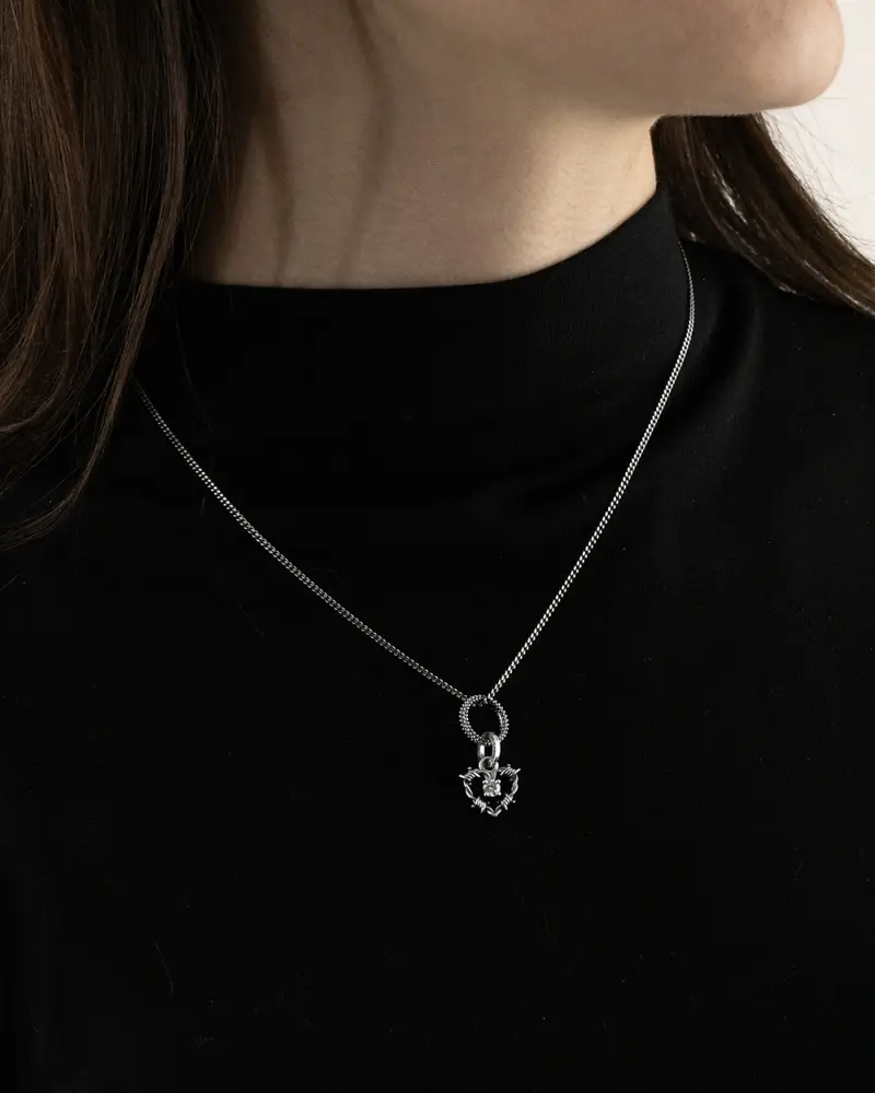 Ciondolo Charm Cuore Filo Spinato Argento Con Diamante Brunito Lucido miniatura 2