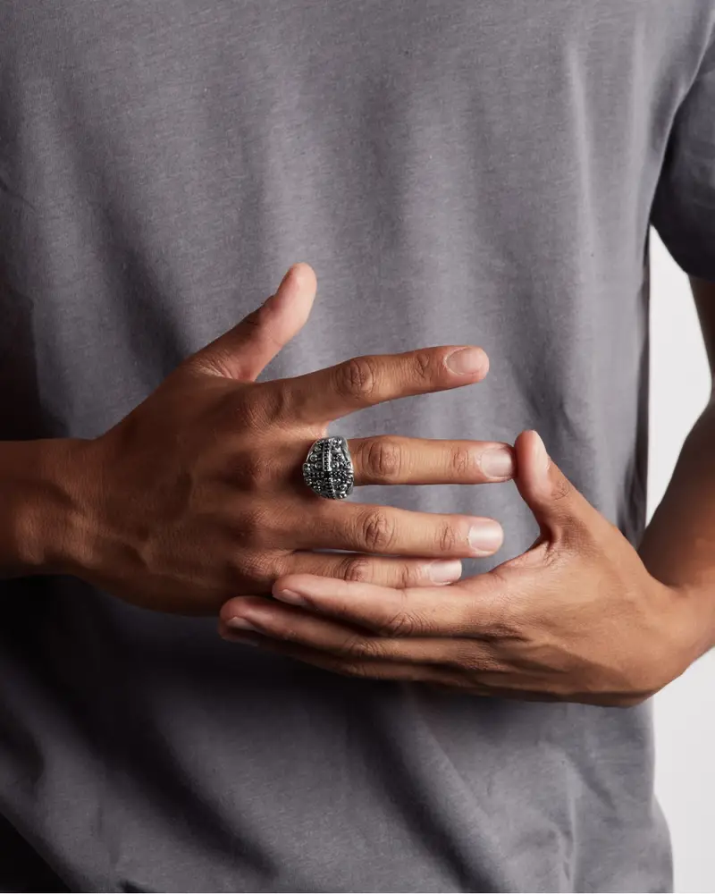 Anello Chevalier Herencia In Argento Con Croce Di Pietre Nere Brunito Lucido miniatura 2