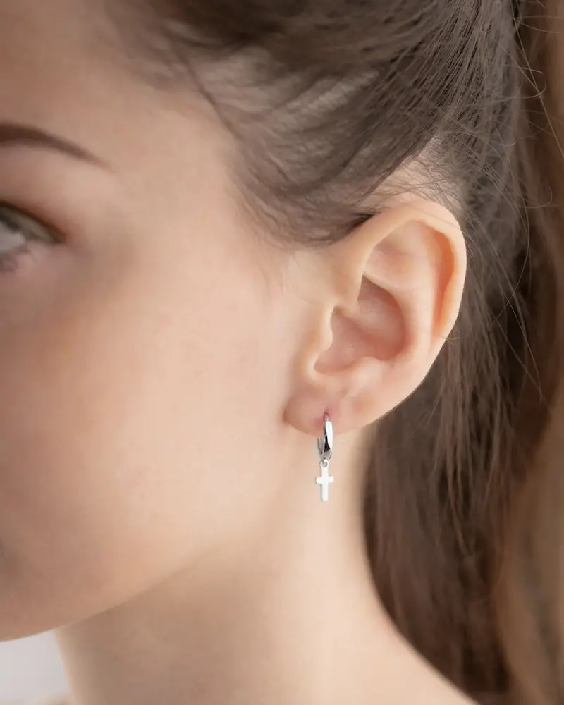 Orecchino A Cerchio Con Croce Piccola Pendente In Argento Rodiato Lucido miniatura 2