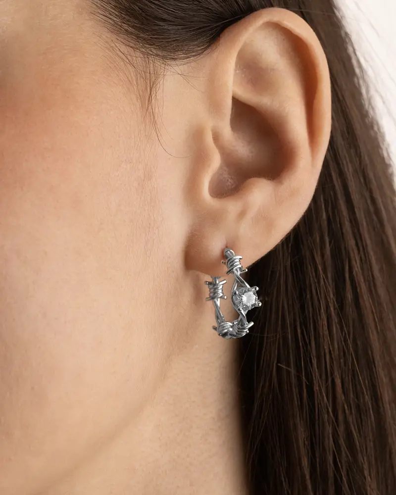 Orecchino A Cerchio Filo Spinato Solitario In Argento Con Brillante Bianco Lucido miniatura 2