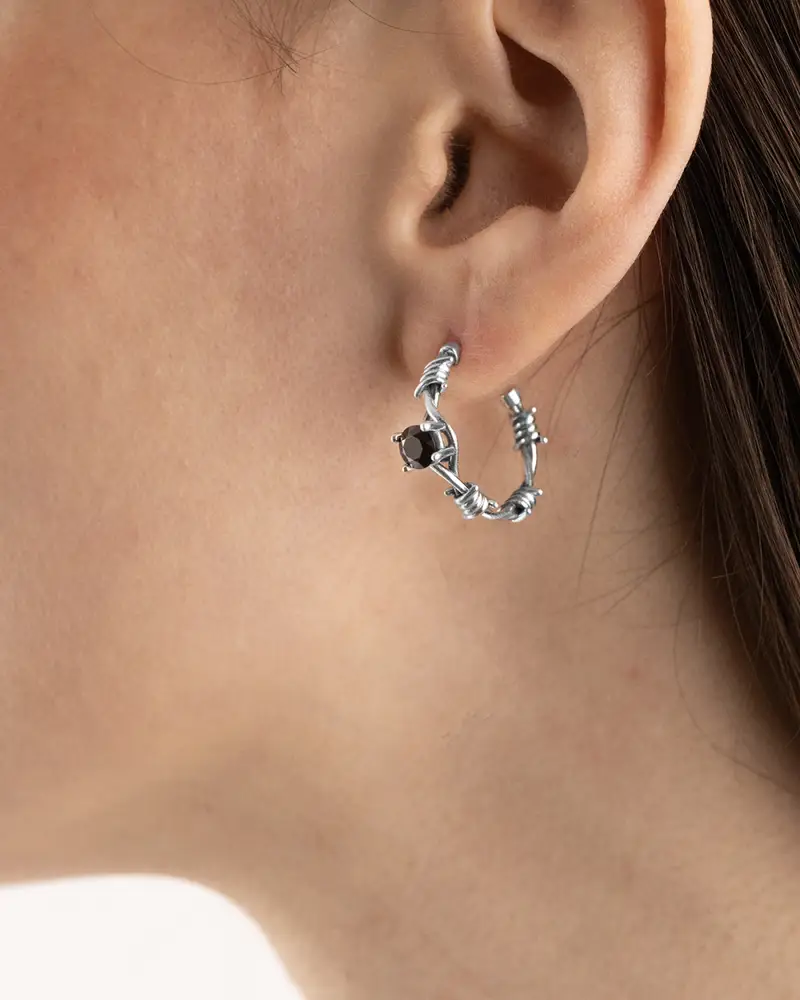 Orecchino A Cerchio Filo Spinato Solitario In Argento Con Brillante Nero Brunito Lucido miniatura 2