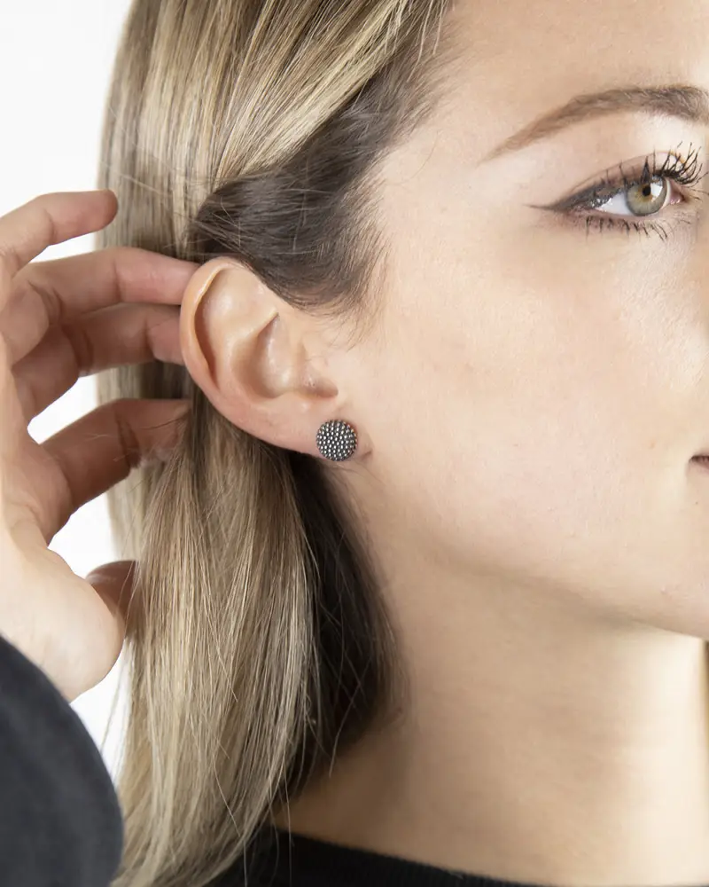 Orecchino A Lobo Tondo Puntinato Brunito Lucido miniatura 2