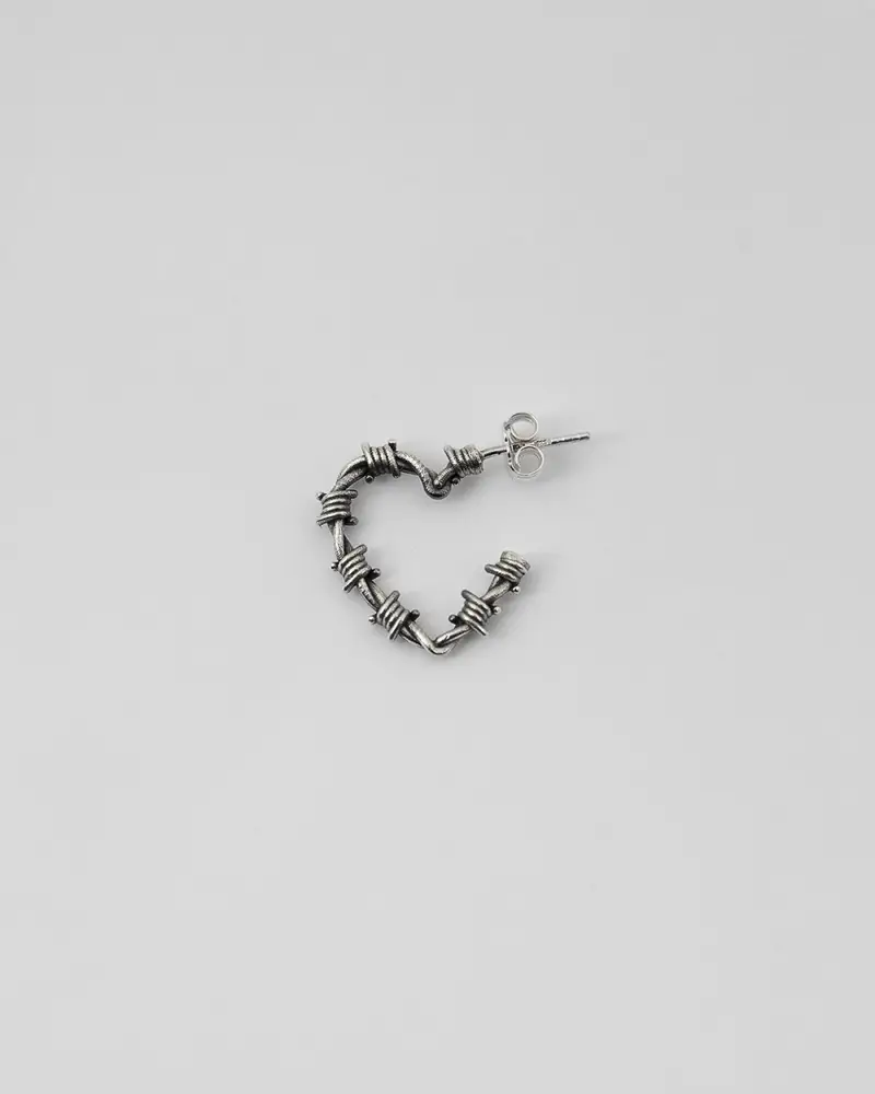 Orecchino Cuore Filo Spinato In Argento Brunito Lucido