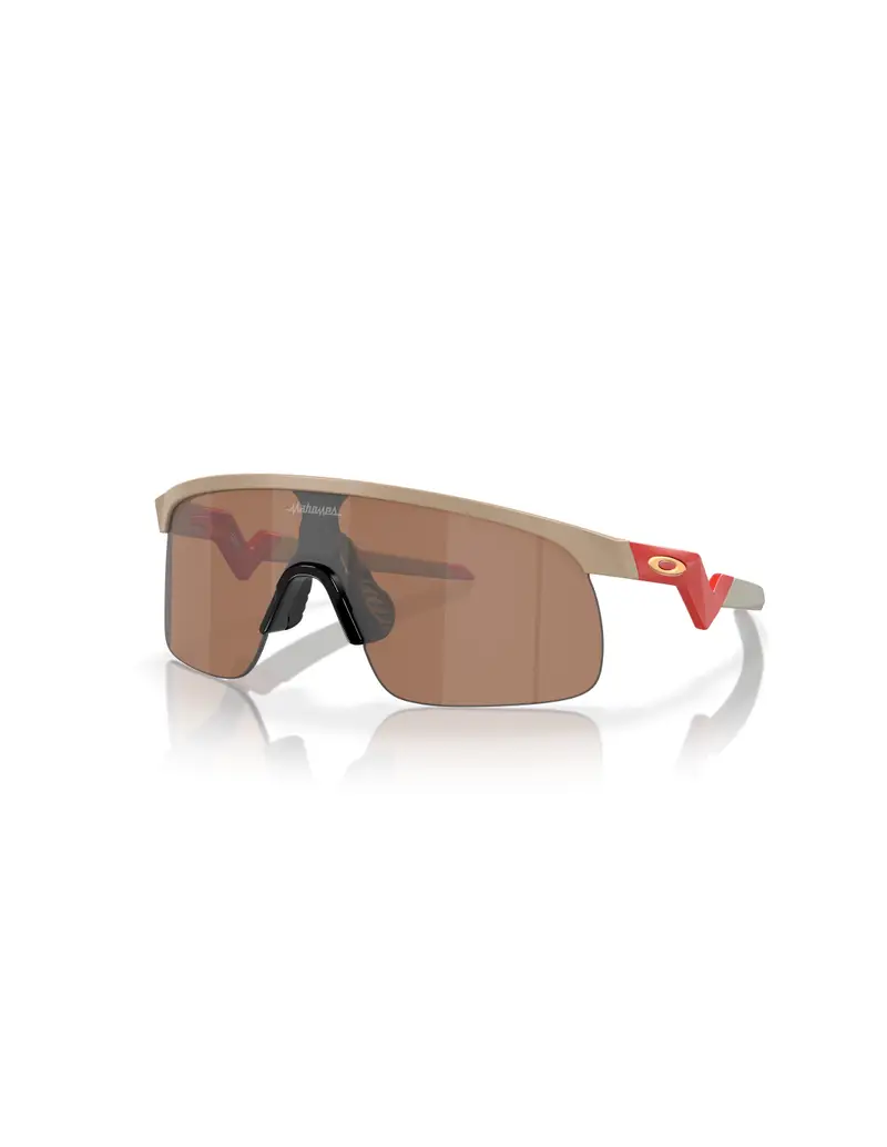 SALDI Occhiali da sole OAKLEY Junior RESISTOR Patrick Mahomes II Collection 9010-17 Matte Terrain tan Prizm Tungsten 23