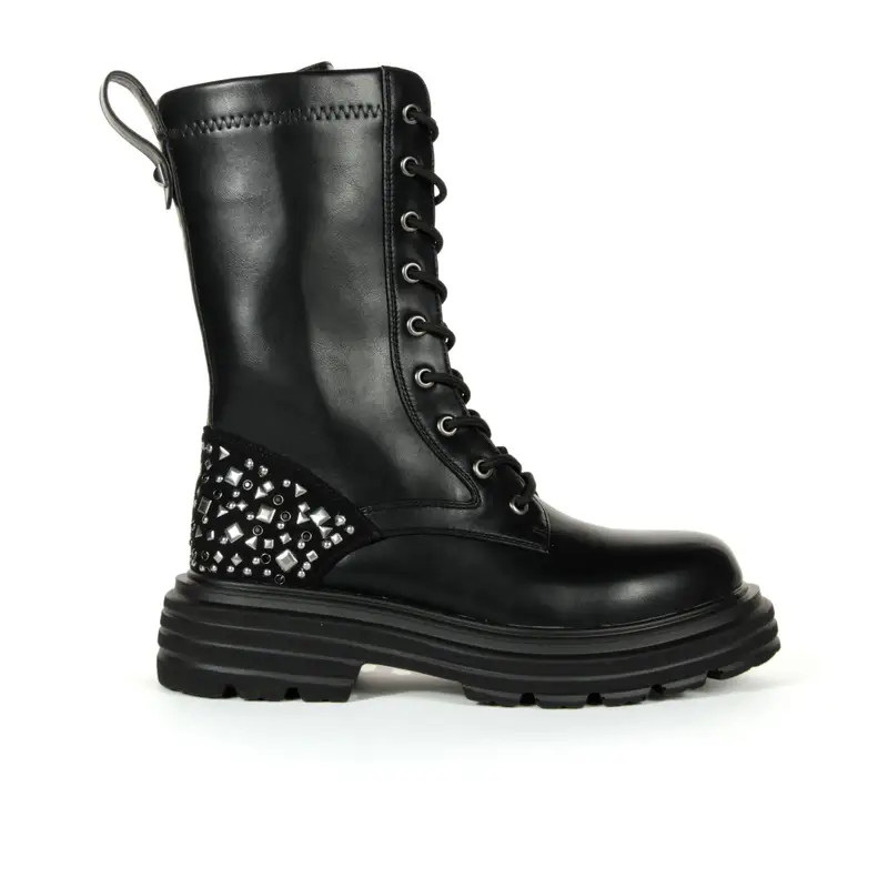 Anfibi alti neri con lacci e borchie