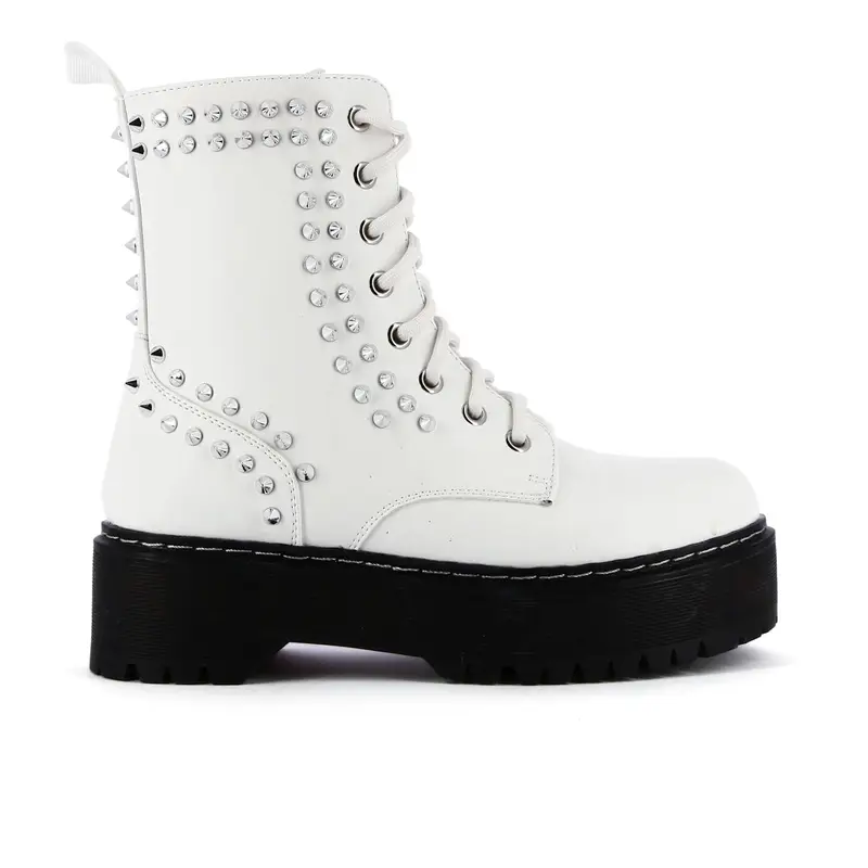 Anfibi bianchi con borchie e platform