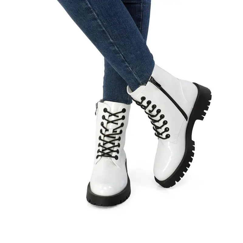 Anfibi bianchi lucidi con lacci e suola carrarmato