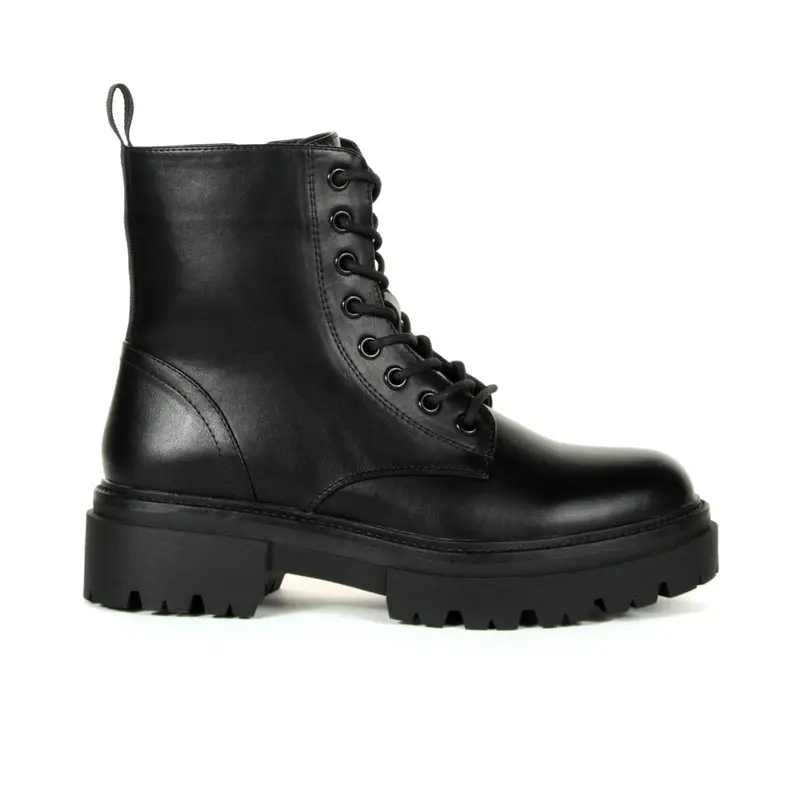 Anfibi neri con lacci e cuciture