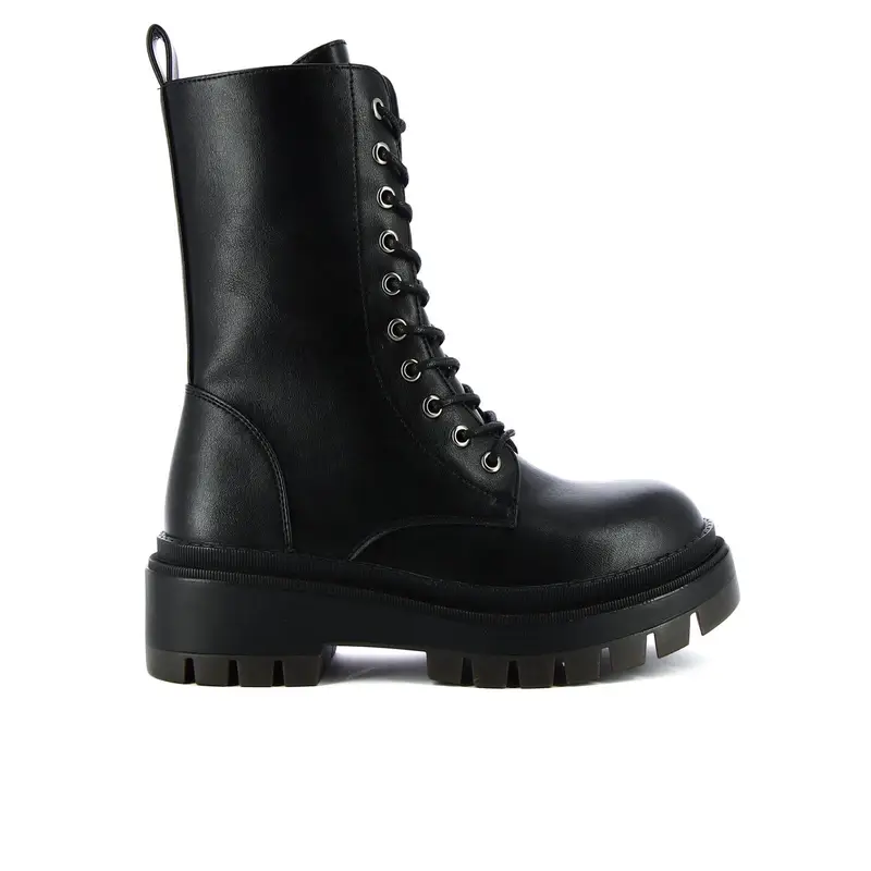 Anfibi neri con lacci