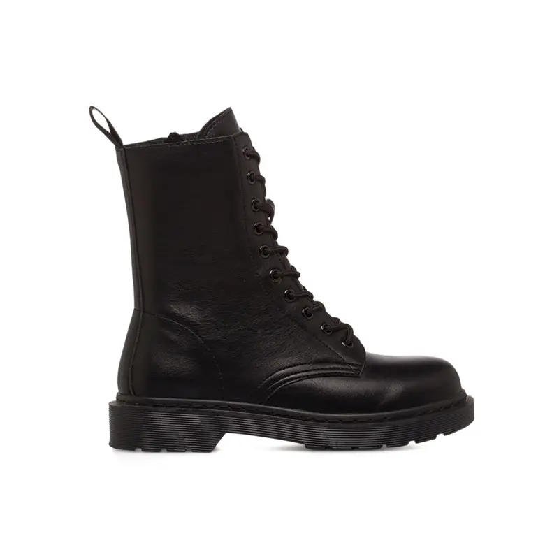 Anfibi neri con lacci