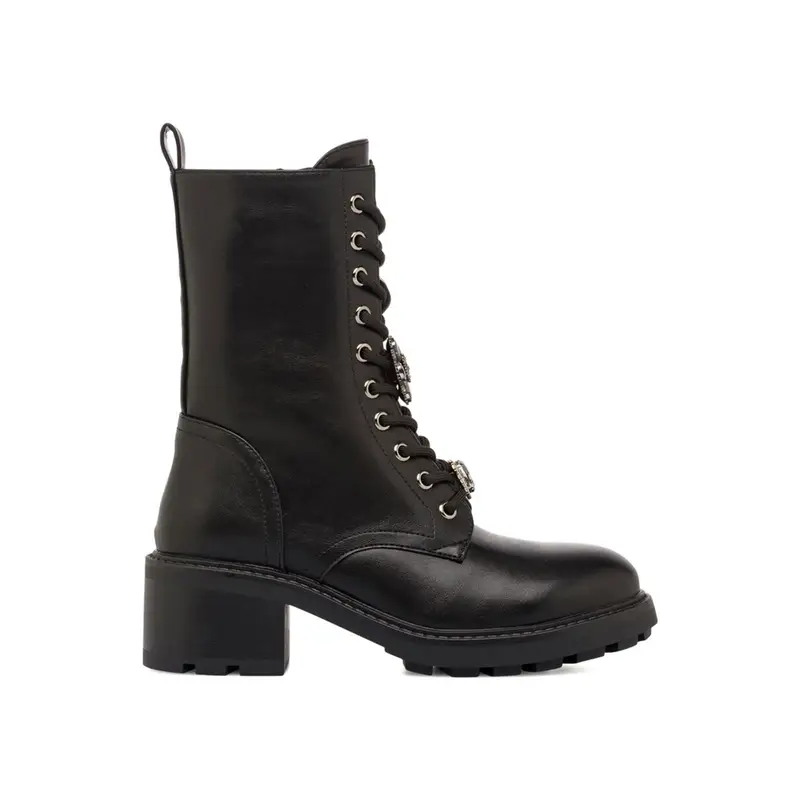 Anfibi neri da donna con tacco largo e charms sui lacci