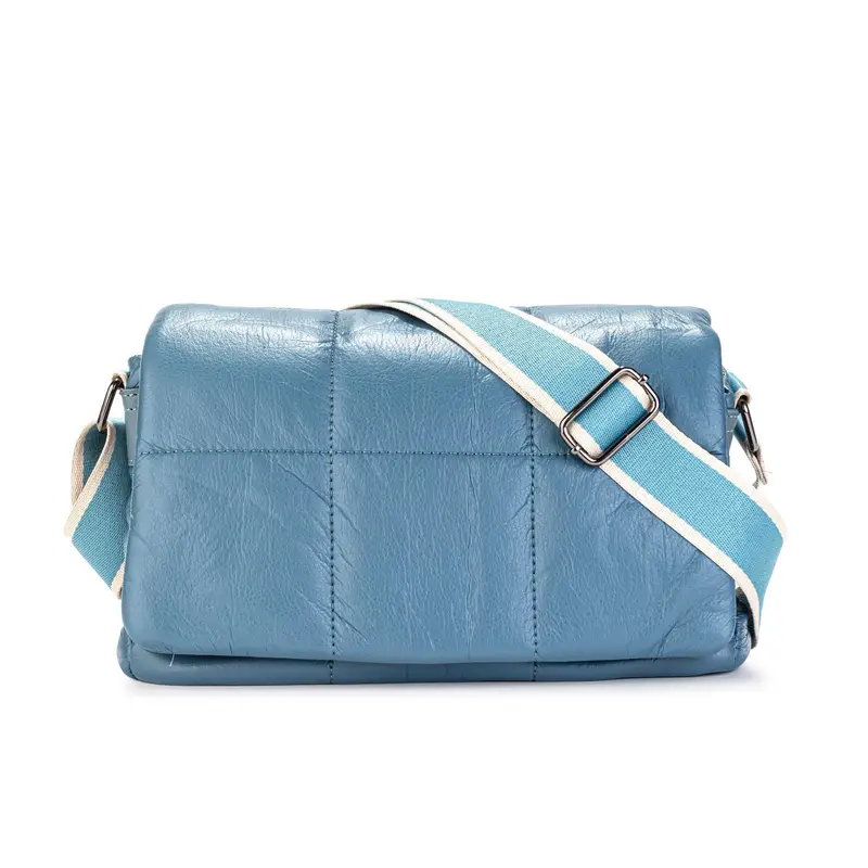 Borsa azzurra effetto trapuntato con maxi tracolla in tessuto