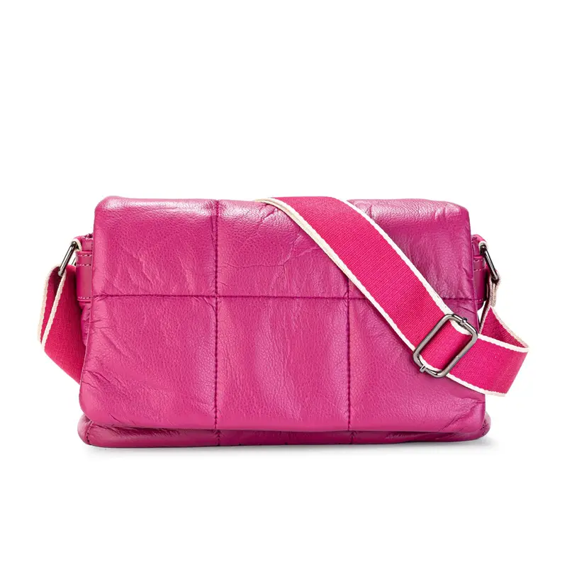 Borsa fucsia effetto trapuntato con maxi tracolla in tessuto