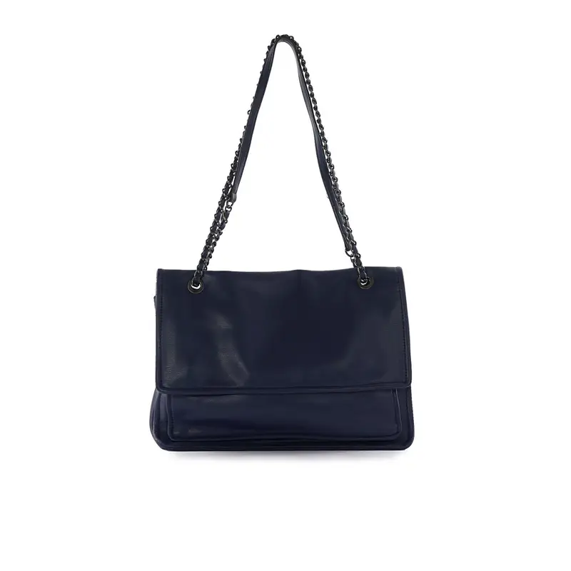 Borsa morbida blu con patta e tracolla in catena