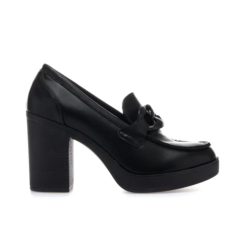 Decolletè nero modello mocassino con tacco alto e plateau e catena