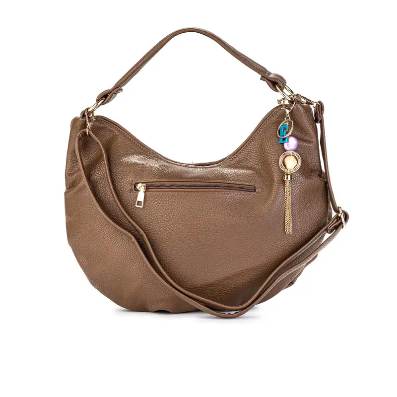Hobo bag marrone con ciondolo, tasca con zip e tracolla removibile
