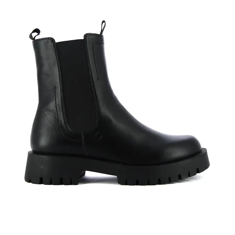 Stivaletti neri bassi modello chelsea con suola carrarmato