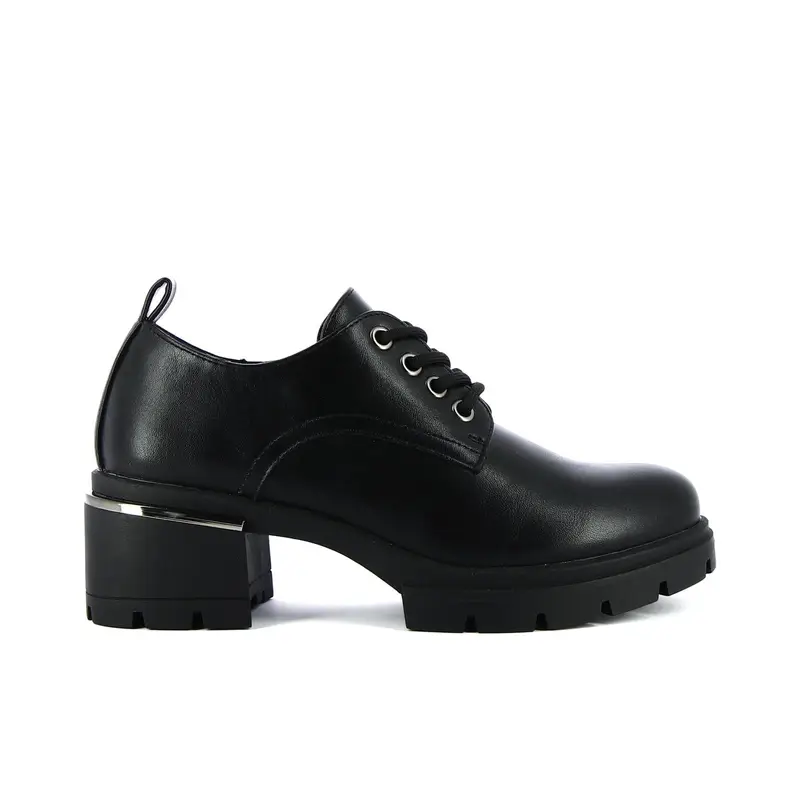 Stringate nere con tacco largo