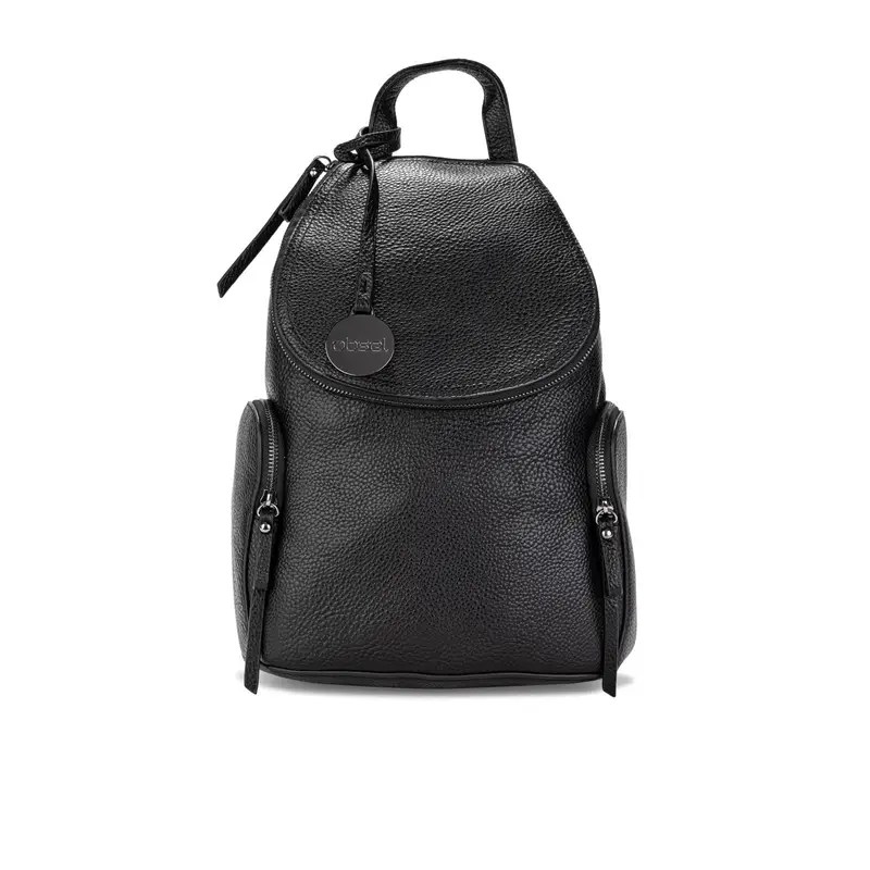 Zaino nero con tasche laterali e ciondolo