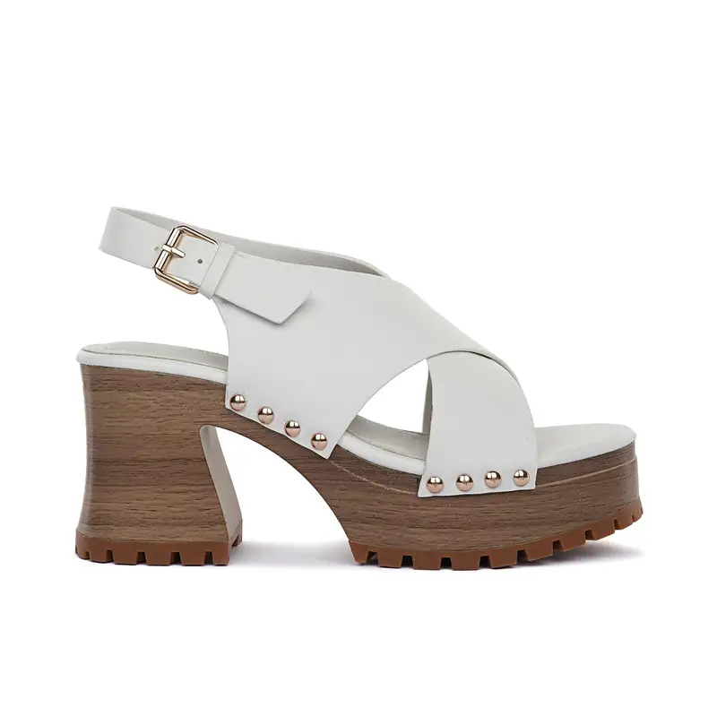 Zoccoli bianchi sportivi con tacco alto largo e plateau