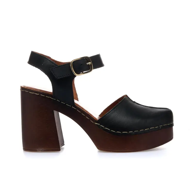Zoccoli neri chiusi in pelle con tacco e plateau