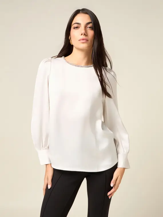 Blusa in raso con dettaglio gioiello Donna