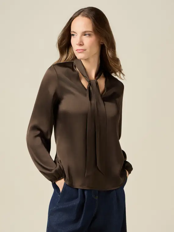 Blusa in raso con fiocco al collo Donna, Marrone
