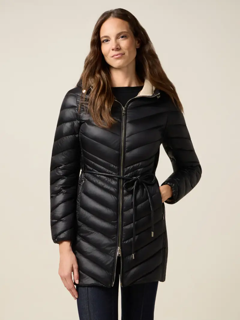 Piumino midi con cappuccio e cintura Donna