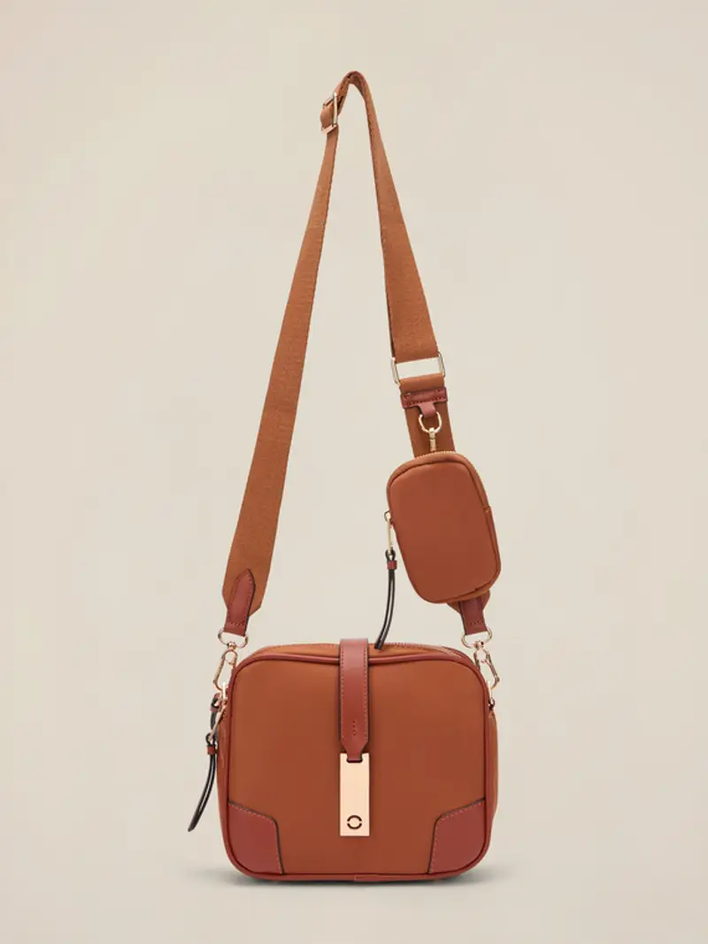 Tracolla con placchetta metallica e logo Donna