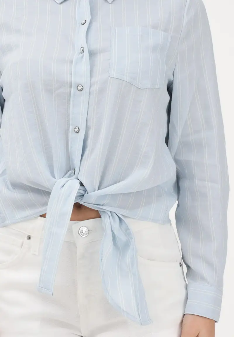 Camicia a manica lunga azzurra da donna con sottili righe e taschino miniatura 3