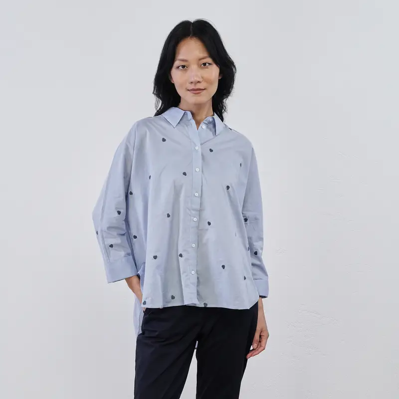 Camicia azzurra da donna in cotone con cuori ricamati