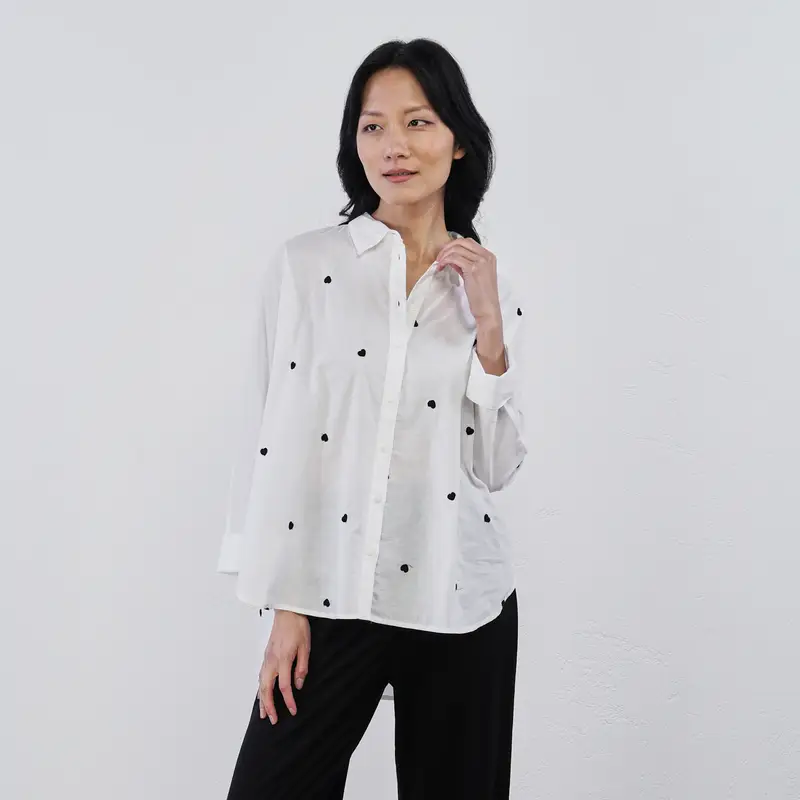Camicia bianca da donna in cotone con cuori ricamati