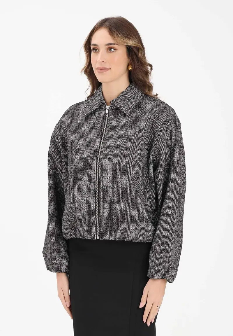 Cappottino bianco e nero da donna con fantasia spigata