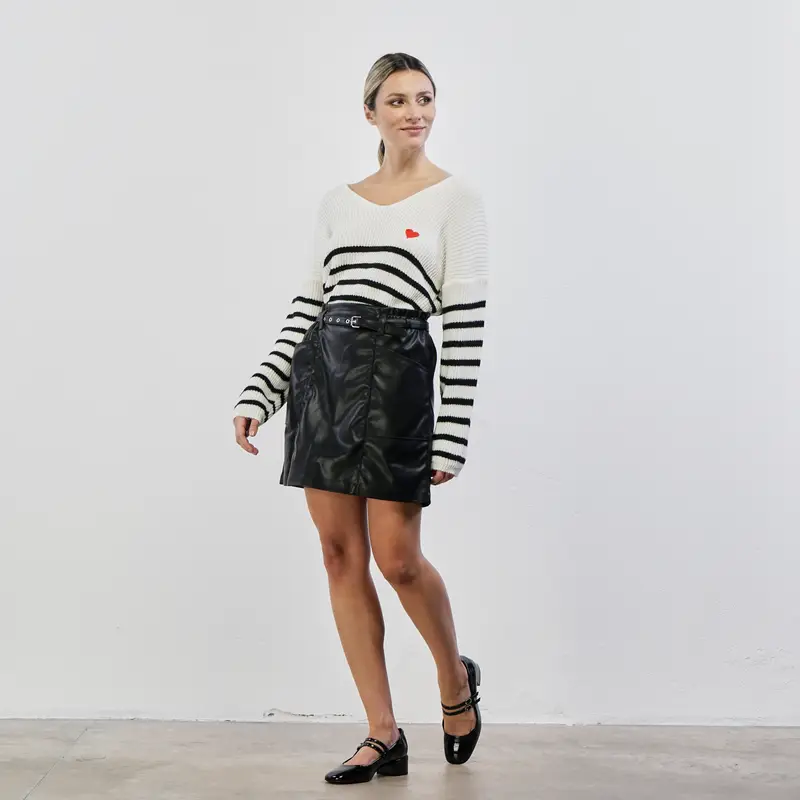Gonna corta nera in ecopelle con cintura