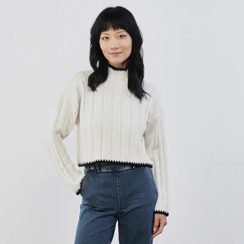 Maglioncino bianco modello dolcevita con bordini a contrasto