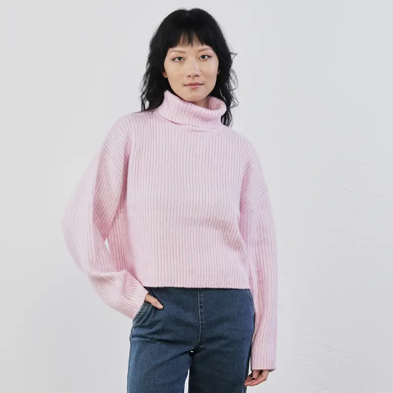 Maglioncino rosa morbido con collo dolcevita