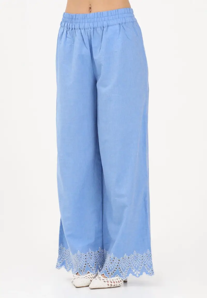 Pantalone celeste da donna con fondo ricamato