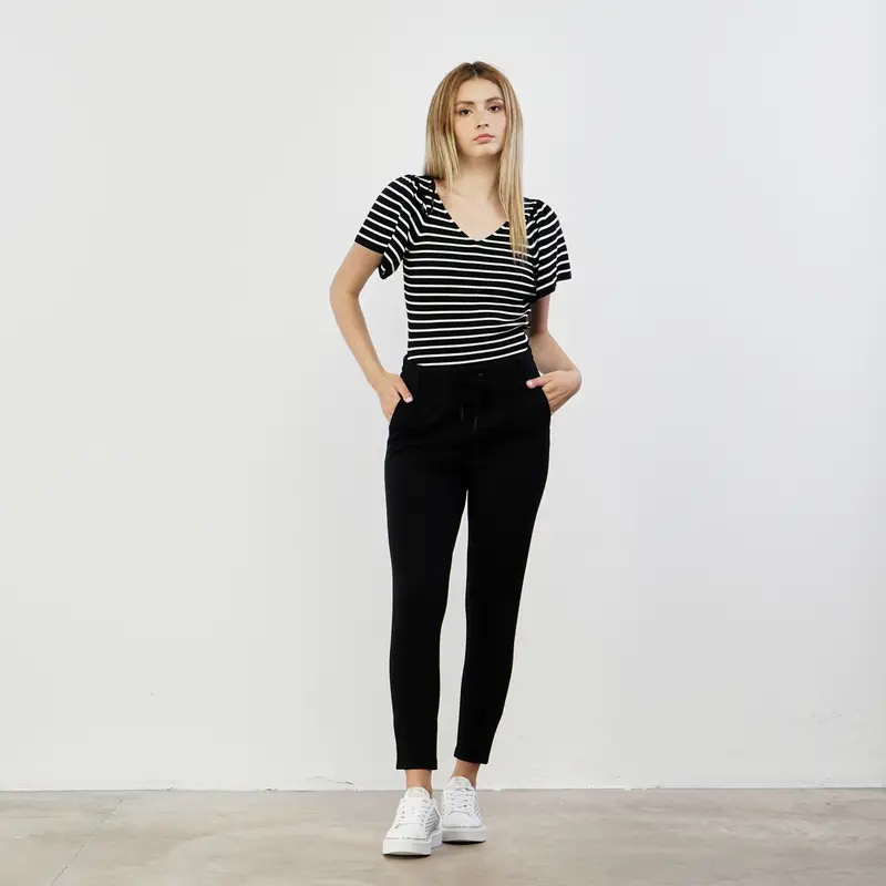 Pantaloni neri con tasche e coulisse in vita