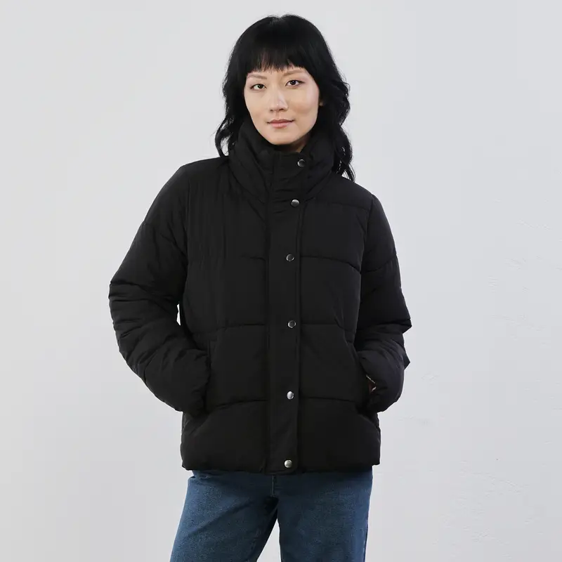 Piumino corto nero con tasche