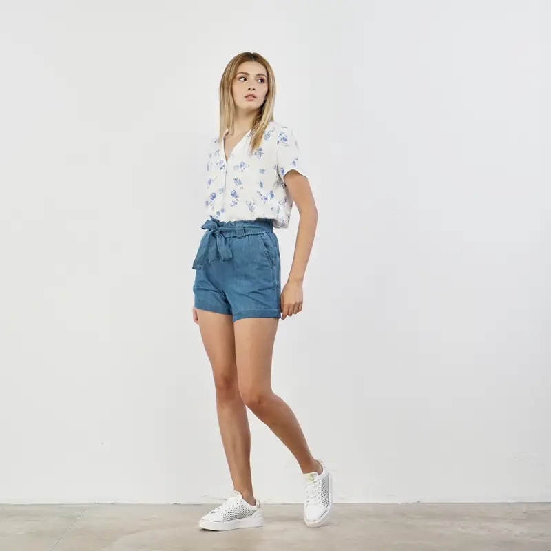 Shorts azzurri in denim con tasche e fusciacca