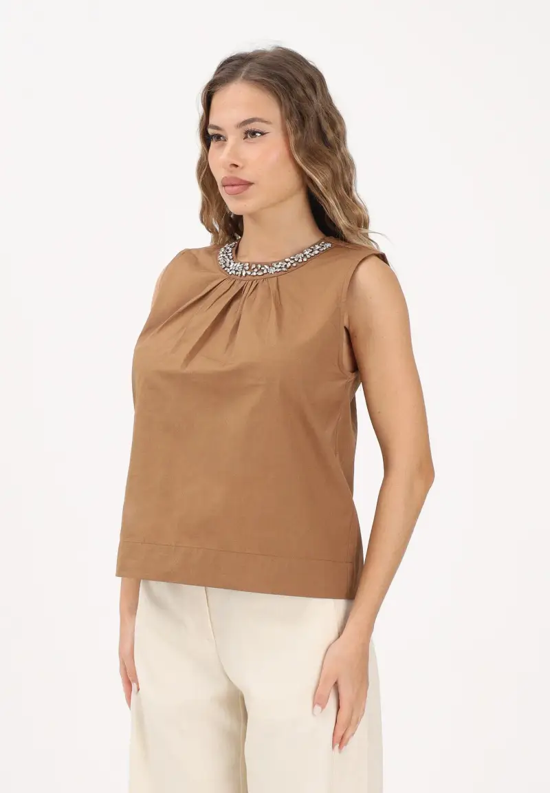 Top cammello da donna con dettaglio gioiello sullo scollo