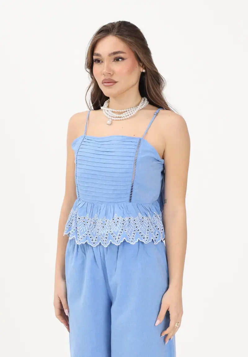Top celeste da donna con pieghe decorative e ricamo sangallo