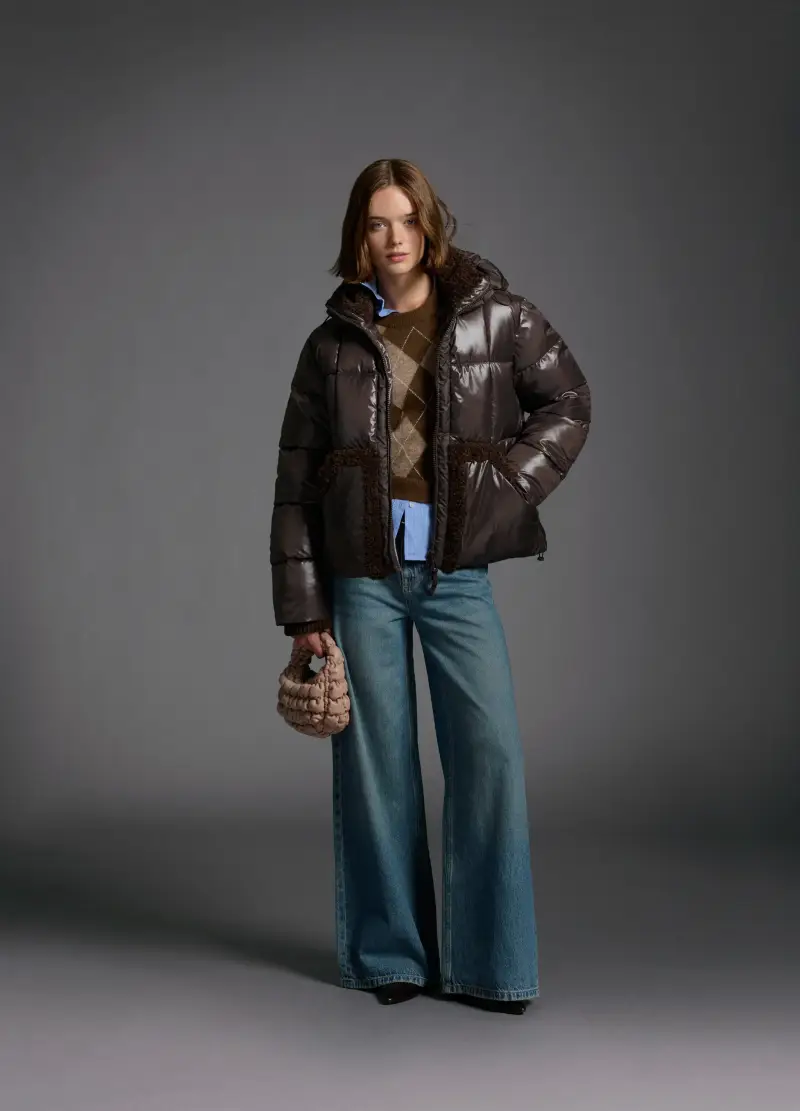 Piumino The Iconic Puffer Marrone Con Cappuccio E Dettagli Sherpa, Donna, Marrone