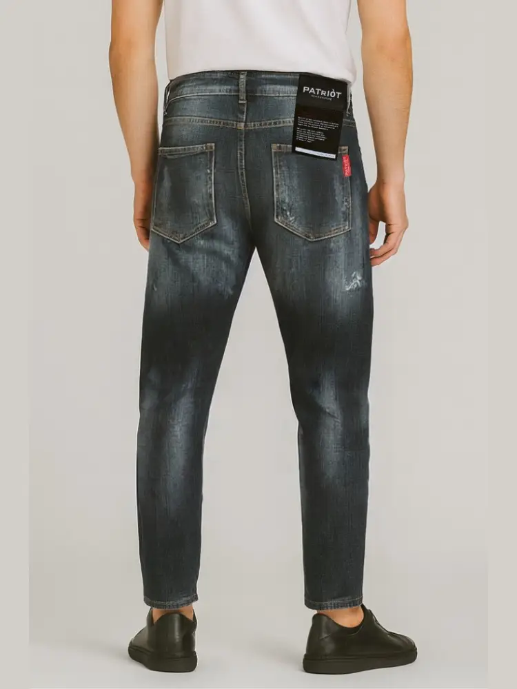 pantalone in denim scuro uomo carrot fit patch logo sul retro miniatura 2