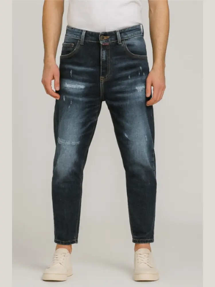 pantalone in denim scuro uomo carrot fit patch logo sul retro