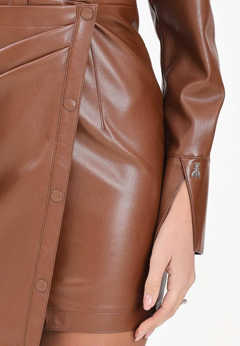 Abito corto marrone da donna in tessuto spalmato miniatura 3