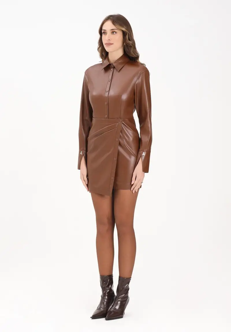 Abito corto marrone da donna in tessuto spalmato
