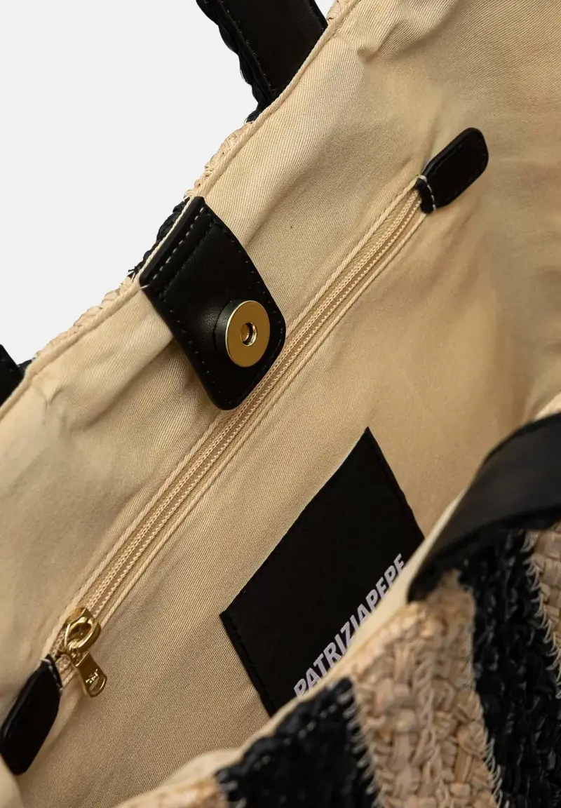 PATRIZIA PEPE Borsa mare da donna caratterizzata da un vivace design a righe verticali nere e beige miniatura 3